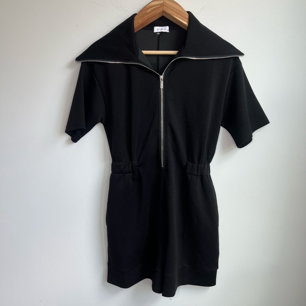 Ostaug Romper Woman’s‎ size M Black Short Sleeve Zip-Up Romper casual